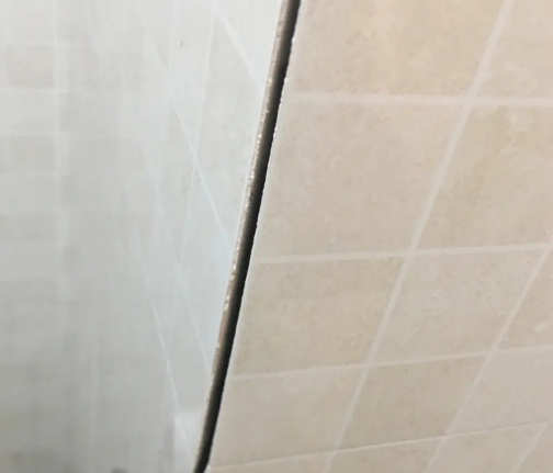 周村瓷砖空鼓维修公司分享阳台瓷砖脱落的修复过程可以分为以下几个步骤
